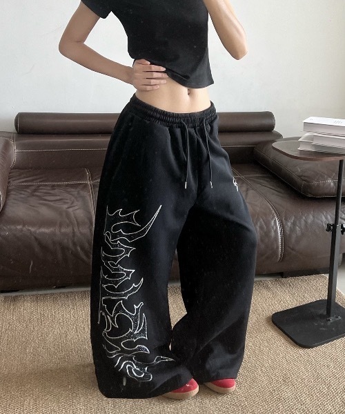 SHEPP（シープ）の「ラインストーン トライバルデザイン ワイドスウェットパンツ ルーズシルエット（スウェットパンツ・レディース・ホワイト/ブラック・M/L）」の4枚目の写真