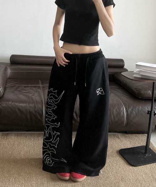SHEPP（シープ）の「ラインストーン トライバルデザイン ワイドスウェットパンツ ルーズシルエット（スウェットパンツ・レディース・ホワイト/ブラック・M/L）」の5枚目の写真