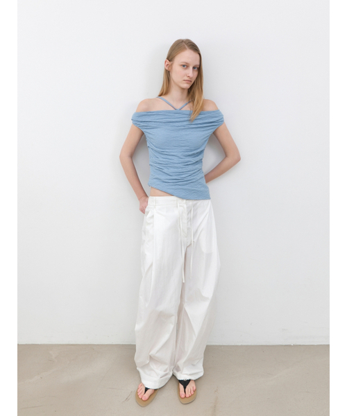 ATELIER NAIN(アトリエナイン)の「WAFFLE TEXTURE SIDE-TUCKS OFF SHOULDER BLOUSE (BL-4410)(シャツ/ブラウス・レディース・ホワイト/ブラック/パープル/ブルー・SMALL/MEDIUM)」の5枚目の写真