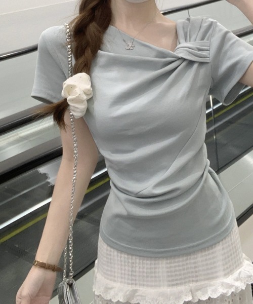 LUCPY(ラクピー)の「ドレープネックギャザーデザイントップス(その他トップス・レディース・グレー/ホワイト・LARGE/MEDIUM/SMALL/X-LARGE)」の2枚目の写真