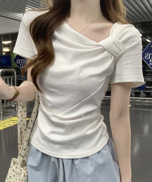 LUCPY(ラクピー)の「ドレープネックギャザーデザイントップス(その他トップス・レディース・グレー/ホワイト・LARGE/MEDIUM/SMALL/X-LARGE)」の4枚目の写真