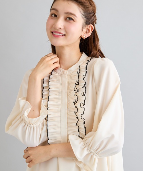 Rose Tiara(ローズティアラ)の「プリーツフリルジョーゼットブラウス(シャツ/ブラウス・レディース・オフホワイト/ワインレッド/ブラック・42/38/46)」の4枚目の写真