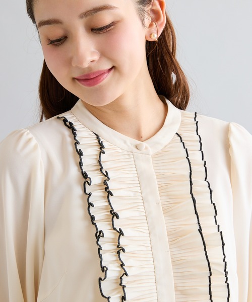 Rose Tiara(ローズティアラ)の「プリーツフリルジョーゼットブラウス(シャツ/ブラウス・レディース・オフホワイト/ワインレッド/ブラック・42/38/46)」の5枚目の写真