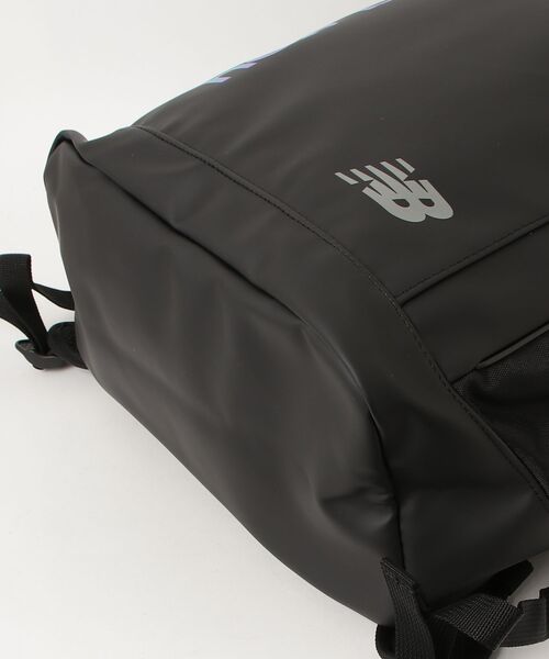 FUNALIVE(ファンアライブ)の「new balance グラデーションロゴ撥水ボックスリュック 32L(バックパック/リュック・メンズ・ブラック/ブラック×パープル・フリー)」の18枚目の写真
