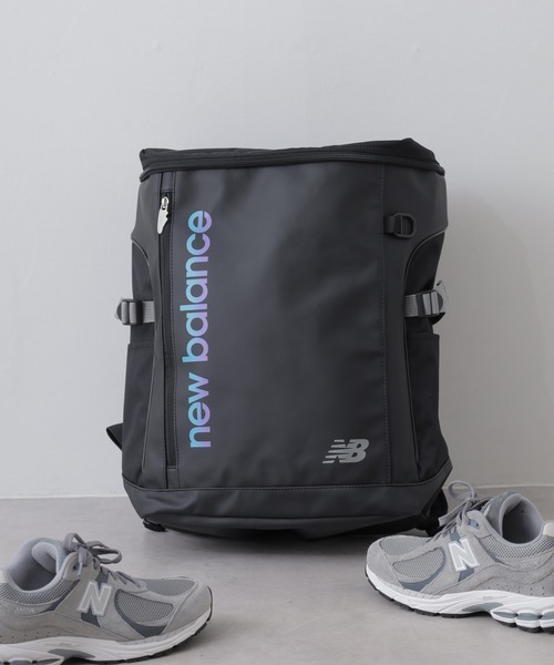 FUNALIVE(ファンアライブ)の「new balance グラデーションロゴ撥水ボックスリュック 32L(バックパック/リュック・メンズ・ブラック/ブラック×パープル・フリー)」の2枚目の写真