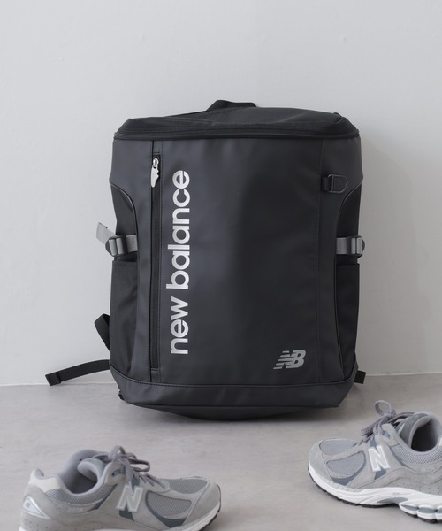 FUNALIVE(ファンアライブ)の「new balance グラデーションロゴ撥水ボックスリュック 32L(バックパック/リュック・メンズ・ブラック/ブラック×パープル・フリー)」の1枚目の写真