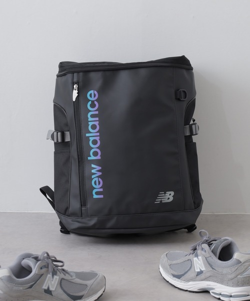 FUNALIVE(ファンアライブ)の「new balance グラデーションロゴ撥水ボックスリュック 32L(バックパック/リュック・メンズ・ブラック/ブラック×パープル・フリー)」の3枚目の写真