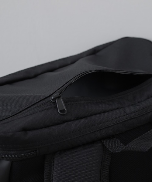 FUNALIVE(ファンアライブ)の「new balance グラデーションロゴ撥水ボックスリュック 32L(バックパック/リュック・メンズ・ブラック/ブラック×パープル・フリー)」の6枚目の写真