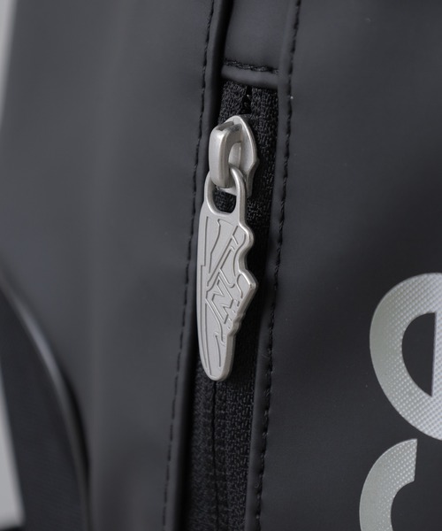 FUNALIVE(ファンアライブ)の「new balance グラデーションロゴ撥水ボックスリュック 32L(バックパック/リュック・メンズ・ブラック/ブラック×パープル・フリー)」の7枚目の写真