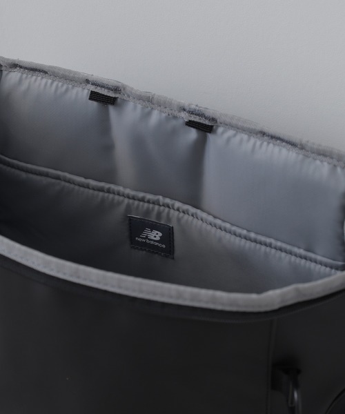 FUNALIVE(ファンアライブ)の「new balance グラデーションロゴ撥水ボックスリュック 32L(バックパック/リュック・メンズ・ブラック/ブラック×パープル・フリー)」の15枚目の写真
