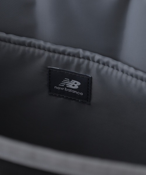 FUNALIVE(ファンアライブ)の「new balance グラデーションロゴ撥水ボックスリュック 32L(バックパック/リュック・メンズ・ブラック/ブラック×パープル・フリー)」の16枚目の写真
