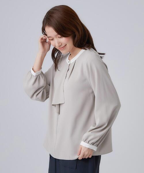 SHOO・LA・RUE(シューラルー)の「【通勤/UV/洗濯後しわになりにくい/S-LL】大人の上品スタイルに ボウタイ風ブラウス(シャツ/ブラウス・レディース・ベージュ/オフホワイト/ネイビー・02/03/04/01)」の14枚目の写真