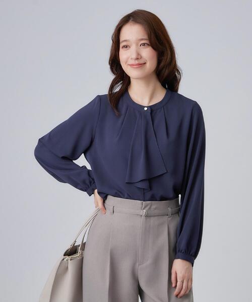 SHOO・LA・RUE(シューラルー)の「【通勤/UV/洗濯後しわになりにくい/S-LL】大人の上品スタイルに ボウタイ風ブラウス(シャツ/ブラウス・レディース・ベージュ/オフホワイト/ネイビー・02/03/04/01)」の17枚目の写真