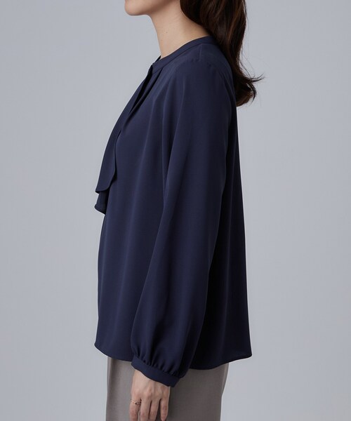 SHOO・LA・RUE(シューラルー)の「【通勤/UV/洗濯後しわになりにくい/S-LL】大人の上品スタイルに ボウタイ風ブラウス(シャツ/ブラウス・レディース・ベージュ/オフホワイト/ネイビー・02/03/04/01)」の4枚目の写真