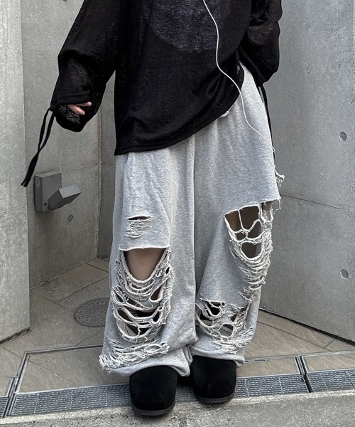 YACA(ヤーカ)の「Over Damage Sweat Pants/オーバーダメージスウェットパンツ【ユニセックス着用可能】(スウェットパンツ・レディース・グレー/ブラック・FREE)」の2枚目の写真