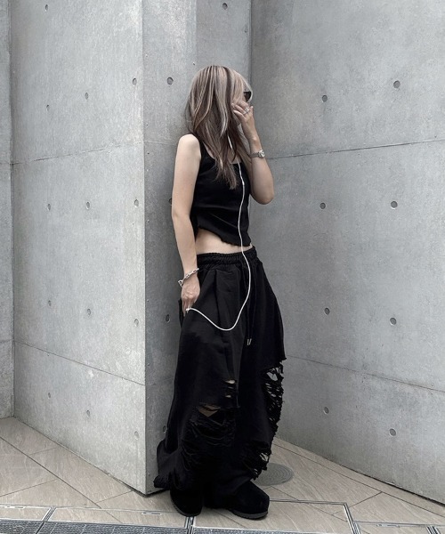 YACA(ヤーカ)の「Over Damage Sweat Pants/オーバーダメージスウェットパンツ【ユニセックス着用可能】(スウェットパンツ・レディース・グレー/ブラック・FREE)」の4枚目の写真
