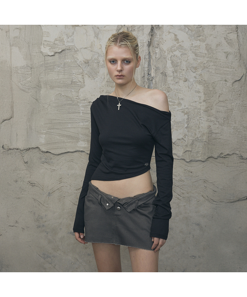 VOONT(ブント)の「Slouchy Off-Shoulder Long Sleeve (BLACK)(Tシャツ/カットソー・レディース・ブラック・OS)」の1枚目の写真