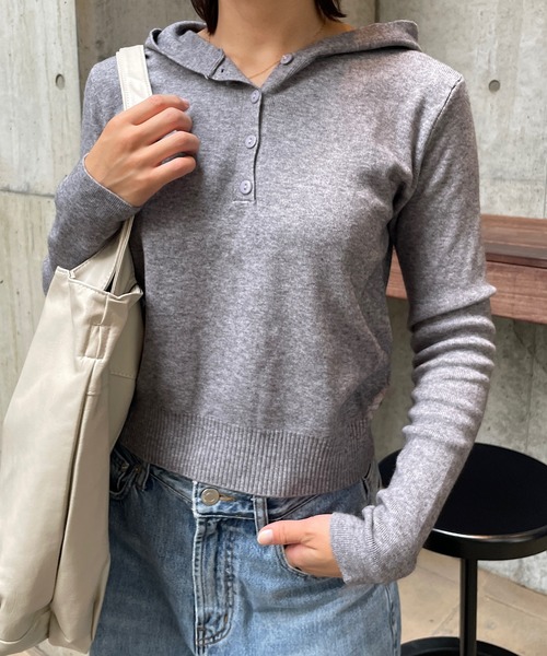 ROGER AND RAW(ロジャーアンドロウ)の「ハーフボタンデザインフーディーニット(ニット/セーター・レディース・ホワイト/レッド/グレー/ブラック・FREE)」の19枚目の写真