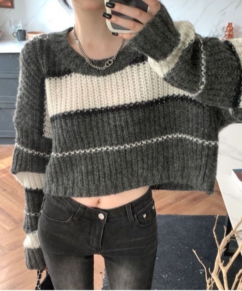 &soiree(アンドソワレ)の「ワイドボーダーショート丈ニット(ニット/セーター・レディース・グレー・MEDIUM/SMALL/LARGE)」の2枚目の写真