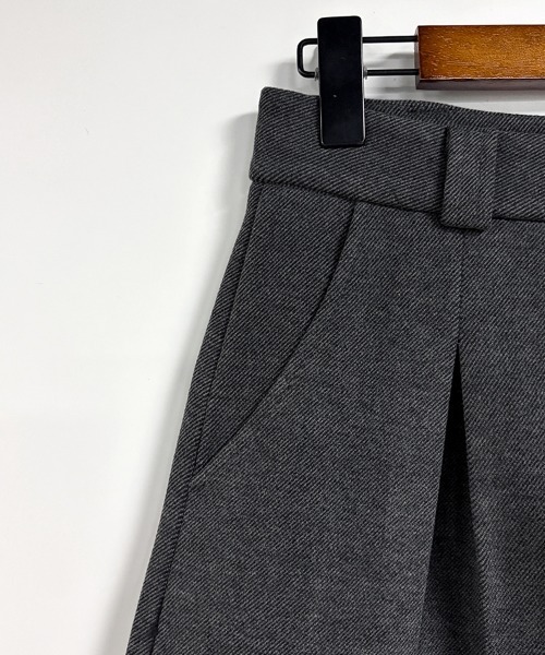 ONEP STAR(ワンピスター)の「フロントタックハイウエストショートパンツ(その他パンツ・レディース・グレー/ブラック・LARGE/X-LARGE/MEDIUM)」の14枚目の写真