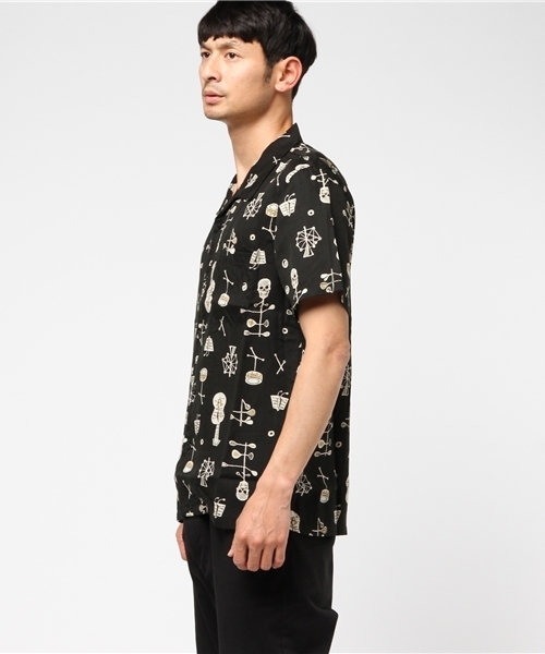 HYSTERIC GLAMOUR（ヒステリックグラマー）の「SKULL BAND総柄 半袖イタリアンカラーSH（シャツ/ブラウス・メンズ・ブラック系その他/ピンク系その他・MEDIUM/LARGE/SMALL）」の3枚目の写真