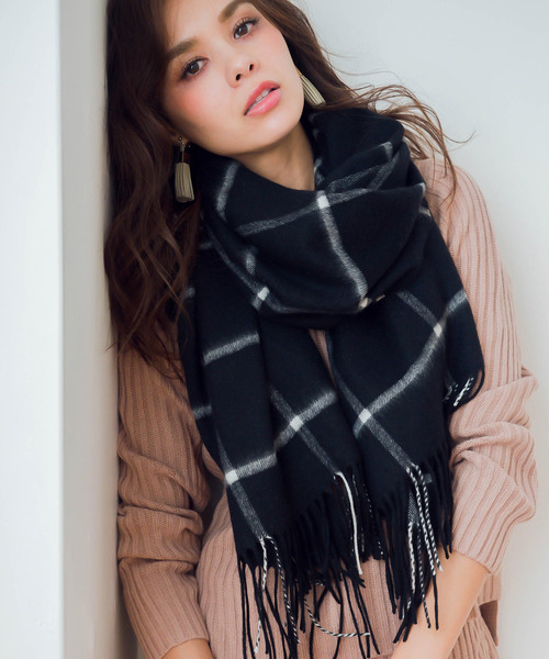 macocca（マコッカ）の「内モンゴル産 カシミヤ100％ チェック ストール（ストール/ショール・レディース・チャコールグレー/ブラック/ネイビー/グレー/レッド/グリーン/ブラック×ホワイト/ブラック系その他/レッド系その他/チェック/ライトベージュ/グレイッシュベージュ/ブラック×グレー/ブルー/ブラウン/グリーン系その他/イエロー/マスタード/レッド系その他2/ベージュ/オレンジ/トップグレー/ライトピンク/アイボリー/ブラック系その他2/オレンジ系その他/モカ/ライトブラウン/モスグリーン/ラベンダー/パープル/ベージュ系その他/ターコイズブルー/ライトグリーン系/サックスブルー/オフホワイト/ローズ/クリーム/ネイビー系・FREE）」の6枚目の写真