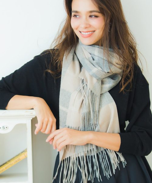 macocca（マコッカ）の「内モンゴル産 カシミヤ100％ チェック ストール（ストール/ショール・レディース・チャコールグレー/ブラック/ネイビー/グレー/レッド/グリーン/ブラック×ホワイト/ブラック系その他/レッド系その他/チェック/ライトベージュ/グレイッシュベージュ/ブラック×グレー/ブルー/ブラウン/グリーン系その他/イエロー/マスタード/レッド系その他2/ベージュ/オレンジ/トップグレー/ライトピンク/アイボリー/ブラック系その他2/オレンジ系その他/モカ/ライトブラウン/モスグリーン/ラベンダー/パープル/ベージュ系その他/ターコイズブルー/ライトグリーン系/サックスブルー/オフホワイト/ローズ/クリーム/ネイビー系・FREE）」の17枚目の写真