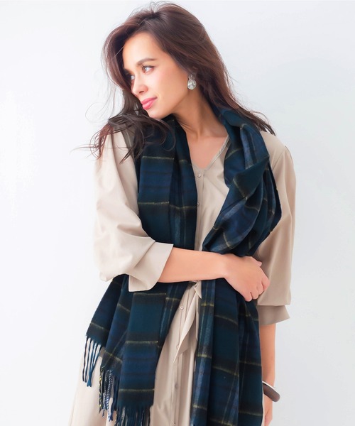 macocca（マコッカ）の「内モンゴル産 カシミヤ100％ チェック ストール（ストール/ショール・レディース・チャコールグレー/ブラック/ネイビー/グレー/レッド/グリーン/ブラック×ホワイト/ブラック系その他/レッド系その他/チェック/ライトベージュ/グレイッシュベージュ/ブラック×グレー/ブルー/ブラウン/グリーン系その他/イエロー/マスタード/レッド系その他2/ベージュ/オレンジ/トップグレー/ライトピンク/アイボリー/ブラック系その他2/オレンジ系その他/モカ/ライトブラウン/モスグリーン/ラベンダー/パープル/ベージュ系その他/ターコイズブルー/ライトグリーン系/サックスブルー/オフホワイト/ローズ/クリーム/ネイビー系・FREE）」の19枚目の写真