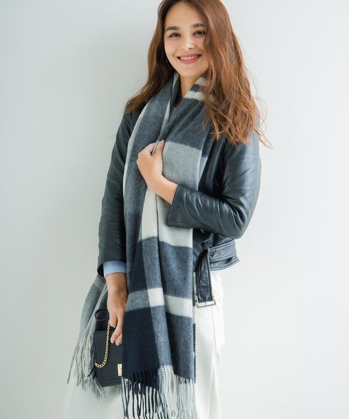 macocca（マコッカ）の「内モンゴル産 カシミヤ100％ チェック ストール（ストール/ショール・レディース・チャコールグレー/ブラック/ネイビー/グレー/レッド/グリーン/ブラック×ホワイト/ブラック系その他/レッド系その他/チェック/ライトベージュ/グレイッシュベージュ/ブラック×グレー/ブルー/ブラウン/グリーン系その他/イエロー/マスタード/レッド系その他2/ベージュ/オレンジ/トップグレー/ライトピンク/アイボリー/ブラック系その他2/オレンジ系その他/モカ/ライトブラウン/モスグリーン/ラベンダー/パープル/ベージュ系その他/ターコイズブルー/ライトグリーン系/サックスブルー/オフホワイト/ローズ/クリーム/ネイビー系・FREE）」の5枚目の写真