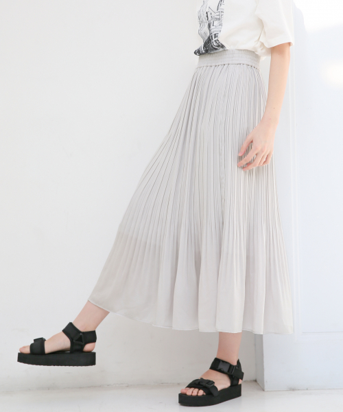 LOWRYS FARM（ローリーズファーム）の「サテンケシプリーツスカート　825257（スカート・レディース・ベージュ/グレー/イエロー/ブルー/ピンク/ブラック・FREE）」の3枚目の写真