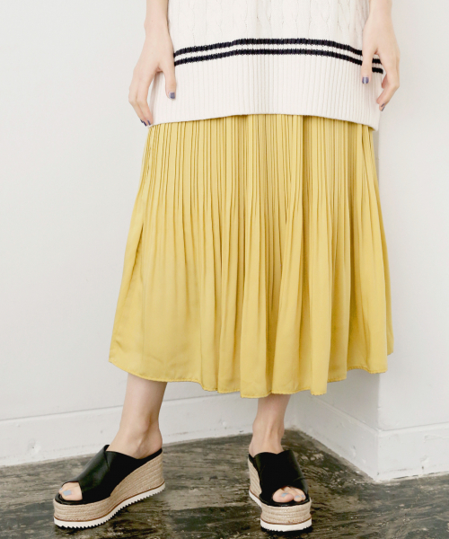 LOWRYS FARM（ローリーズファーム）の「サテンケシプリーツスカート　825257（スカート・レディース・ベージュ/グレー/イエロー/ブルー/ピンク/ブラック・FREE）」の5枚目の写真