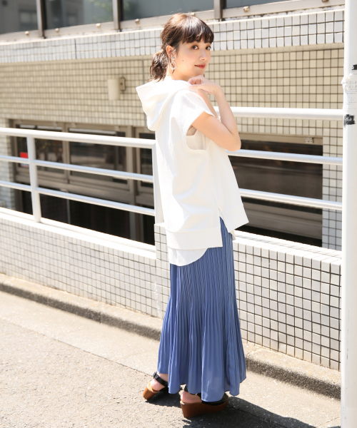 LOWRYS FARM（ローリーズファーム）の「サテンケシプリーツスカート　825257（スカート・レディース・ベージュ/グレー/イエロー/ブルー/ピンク/ブラック・FREE）」の7枚目の写真