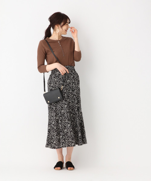 GLOBAL WORK(グローバルワーク)の「リブチュニックヘンリー/827995(Tシャツ/カットソー・レディース・ダークブラウン/ブラック/ホワイト・MEDIUM/LARGE)」の6枚目の写真