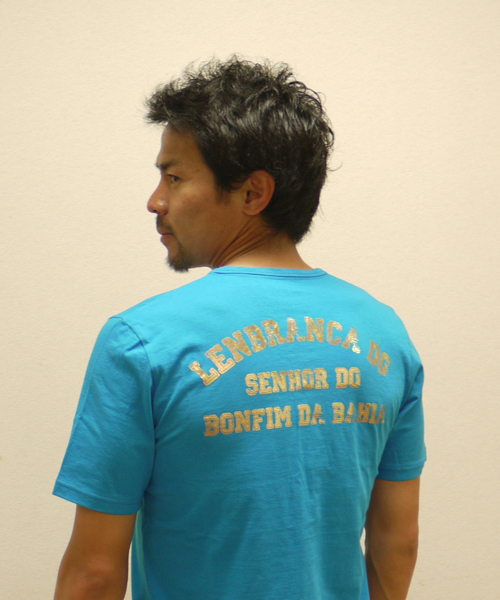 MEN'S MELROSE(メンズメルローズ)の「TOMOKAZU MYOJIN(明神智和)×MEN'S MELROSEコラボレートTシャツ(Tシャツ/カットソー・メンズ・ホワイト/ブルー・MEDIUM/LARGE)」の1枚目の写真