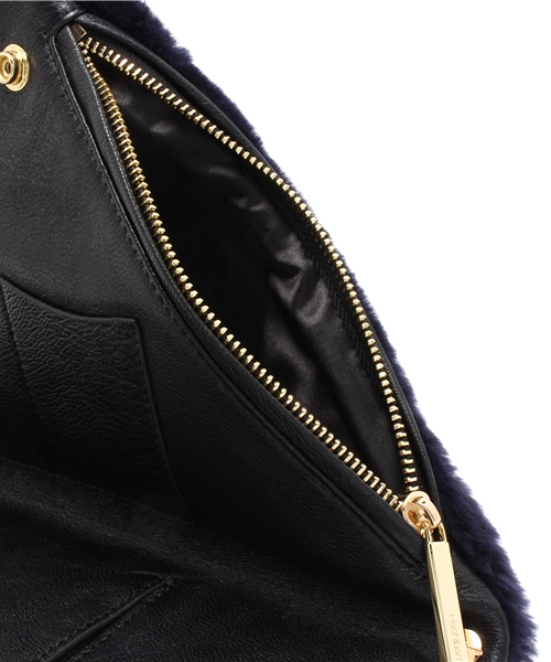 Ray BEAMS(レイビームス)の「【sweet 11月号 掲載】Hashibami muse / トライアングル ムートン クラッチ(クラッチバッグ・レディース・ピンク/ネイビー・ONE SIZE)」の9枚目の写真