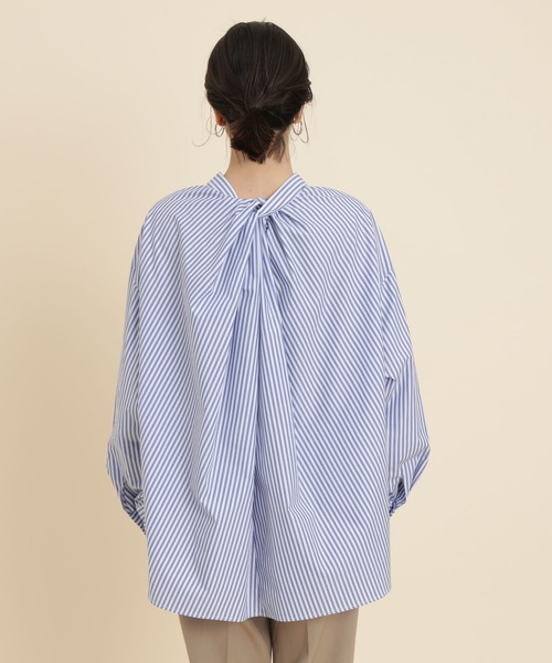 ADAM ET ROPE'(アダムエロペ)の「バックツイストコクーンシャツ(シャツ/ブラウス・レディース・オフホワイト/サックスブルー・FREE)」の16枚目の写真