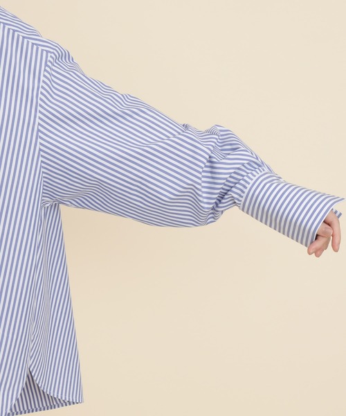 ADAM ET ROPE'(アダムエロペ)の「バックツイストコクーンシャツ(シャツ/ブラウス・レディース・オフホワイト/サックスブルー・FREE)」の4枚目の写真