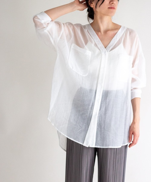 ottilie（オティーリエ）の「ノーカラーシアーシャツ（シャツ/ブラウス・レディース・ブラック/ベージュ/オフホワイト/サックスブルー・FREE）」の2枚目の写真