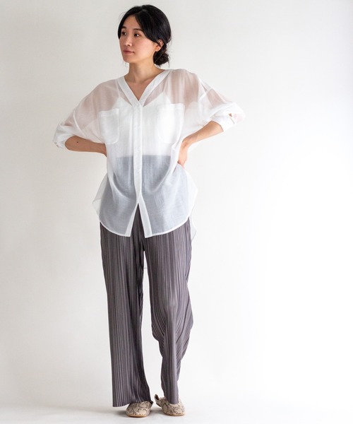 ottilie（オティーリエ）の「ノーカラーシアーシャツ（シャツ/ブラウス・レディース・ブラック/ベージュ/オフホワイト/サックスブルー・FREE）」の22枚目の写真