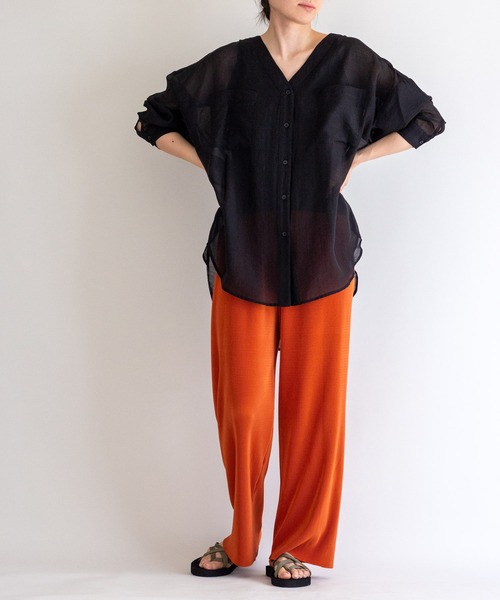 ottilie（オティーリエ）の「ノーカラーシアーシャツ（シャツ/ブラウス・レディース・ブラック/ベージュ/オフホワイト/サックスブルー・FREE）」の18枚目の写真