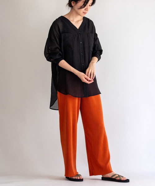 ottilie（オティーリエ）の「ノーカラーシアーシャツ（シャツ/ブラウス・レディース・ブラック/ベージュ/オフホワイト/サックスブルー・FREE）」の15枚目の写真