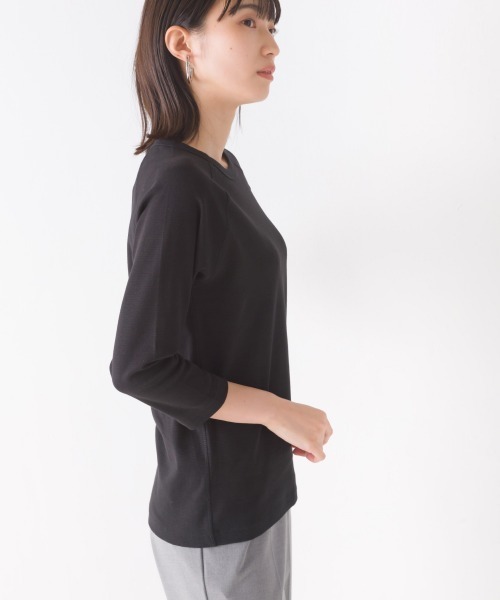 OMNES（オムネス）の「ストレッチジャガード　六分袖Tシャツ（Tシャツ/カットソー・レディース・ホワイト/チャコールグレー/ブラック/ベージュ/グレー/ホワイト系その他/ネイビー/ブルーグレー/ブラウン/ホワイト系その他2/ブラック系その他/ブルー/ホワイト系その他3/スモークグレー/ブラック系その他2/ホワイト系その他4・SMALL/MEDIUM/LARGE/X-LARGE）」の21枚目の写真