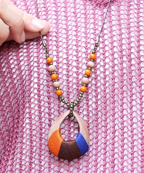 チチカカ（チチカカ）の「ドロップウッドポイントカラーネックレス（ネックレス・レディース・ナチュラル/ブルー/オレンジ・FREE）」の3枚目の写真