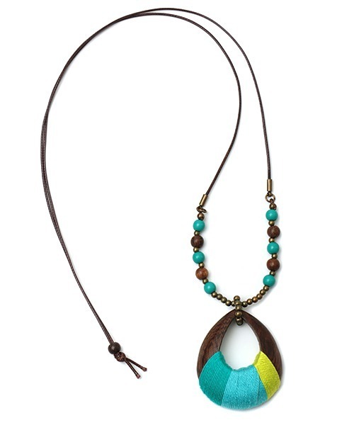 チチカカ（チチカカ）の「ドロップウッドポイントカラーネックレス（ネックレス・レディース・ナチュラル/ブルー/オレンジ・FREE）」の6枚目の写真