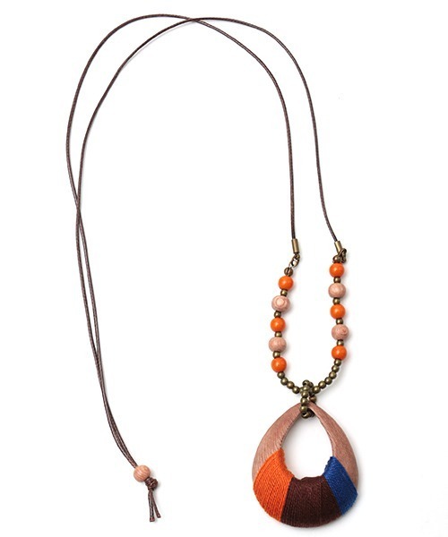 チチカカ（チチカカ）の「ドロップウッドポイントカラーネックレス（ネックレス・レディース・ナチュラル/ブルー/オレンジ・FREE）」の7枚目の写真