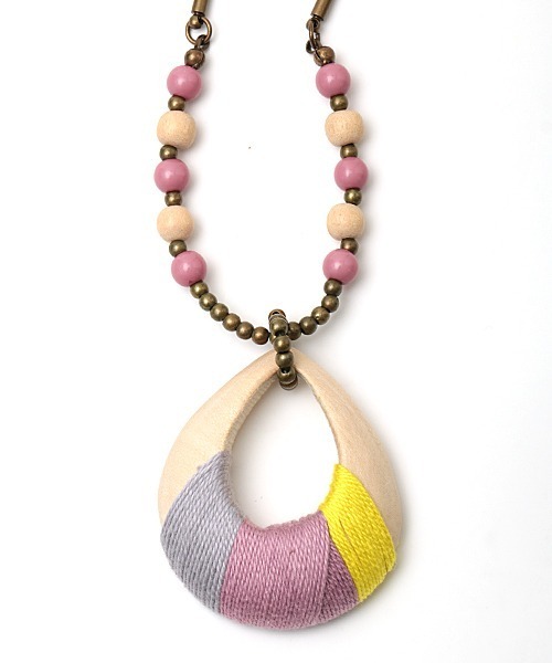 チチカカ（チチカカ）の「ドロップウッドポイントカラーネックレス（ネックレス・レディース・ナチュラル/ブルー/オレンジ・FREE）」の8枚目の写真