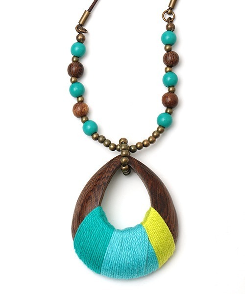 チチカカ（チチカカ）の「ドロップウッドポイントカラーネックレス（ネックレス・レディース・ナチュラル/ブルー/オレンジ・FREE）」の9枚目の写真