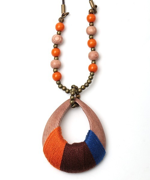 チチカカ（チチカカ）の「ドロップウッドポイントカラーネックレス（ネックレス・レディース・ナチュラル/ブルー/オレンジ・FREE）」の10枚目の写真