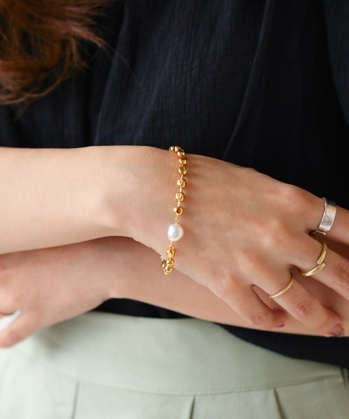 Bab（バブ）の「【WEB限定】センターパールドロップブレスレット（ブレスレット・レディース・ゴールド・ONESIZE）」の2枚目の写真