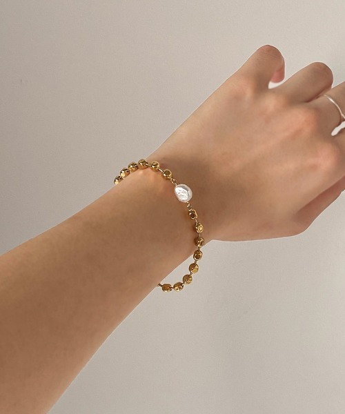Bab（バブ）の「【WEB限定】センターパールドロップブレスレット（ブレスレット・レディース・ゴールド・ONESIZE）」の3枚目の写真